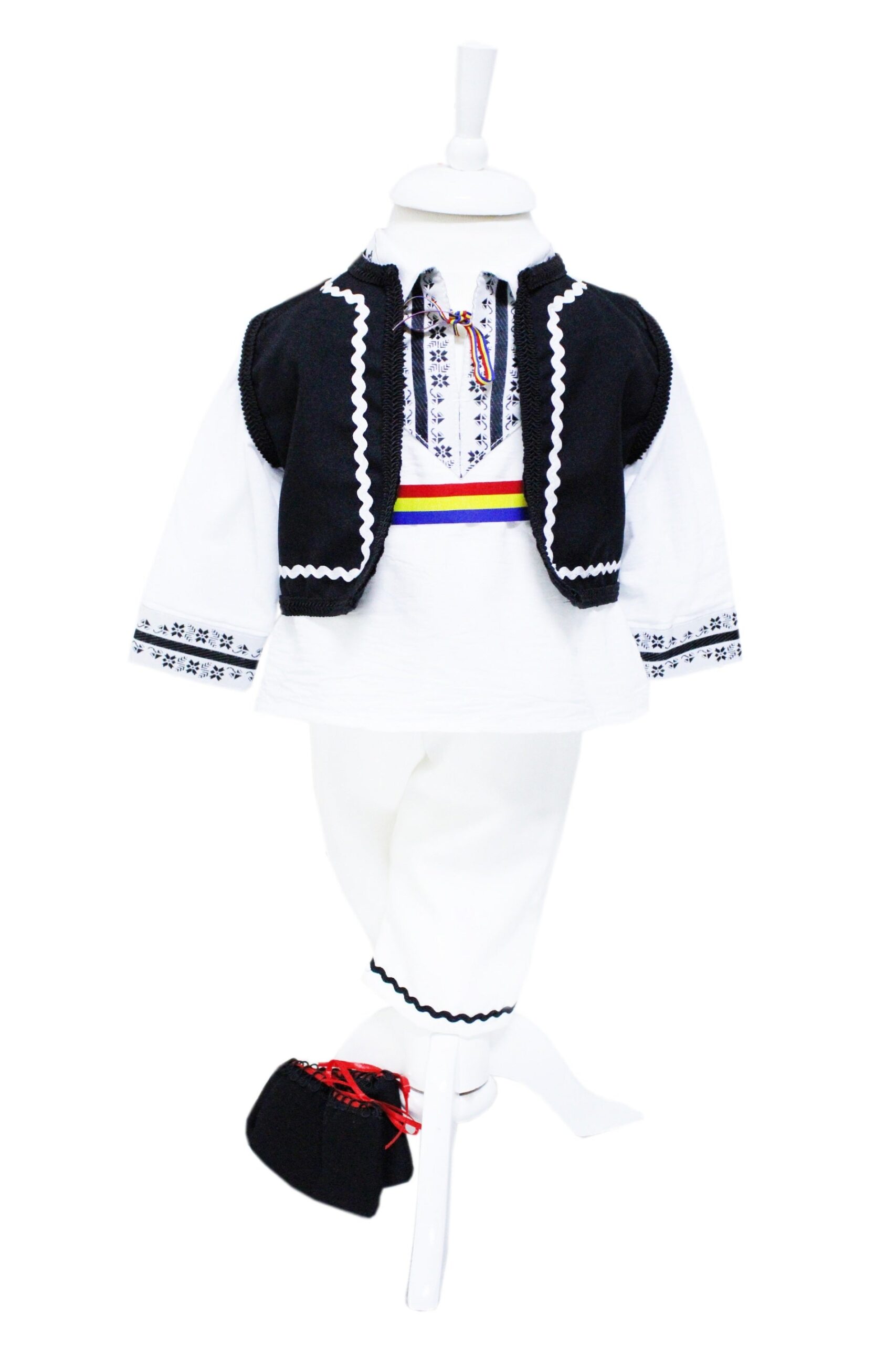 Costum popular pentru baieti, alb-negru cu motive traditionale, 4-5 piese, camasa, brau, vesta, pantaloni, botosi, REC25