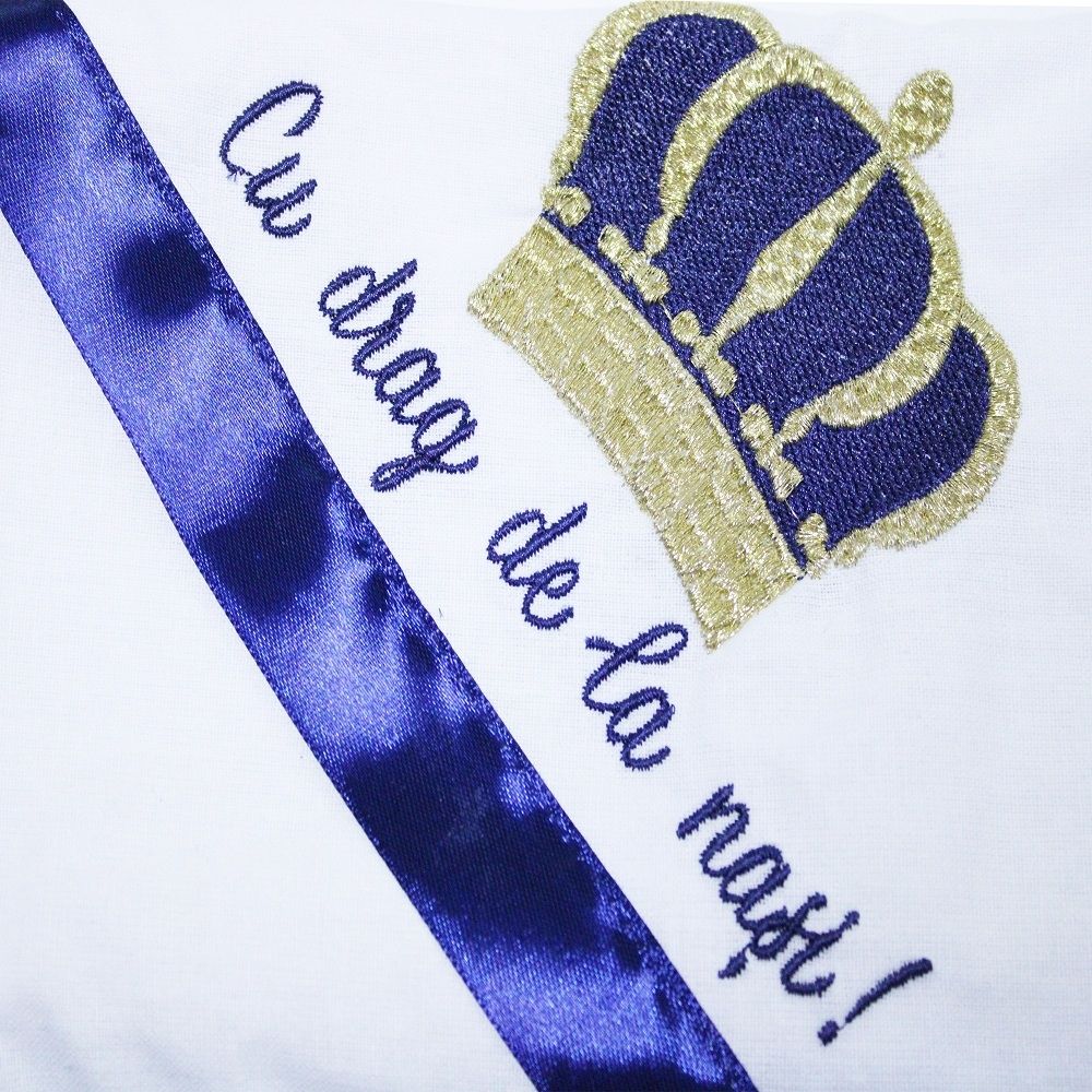 Trusou alb cu coroana de print bleumarin �Cu drag de la nasi� pentru botez, 7 piese, sticla mir, sapun, panza mir, fasa, prosop cu capison, prosop preot, cutie prima suvita, REC73 - imagine 2