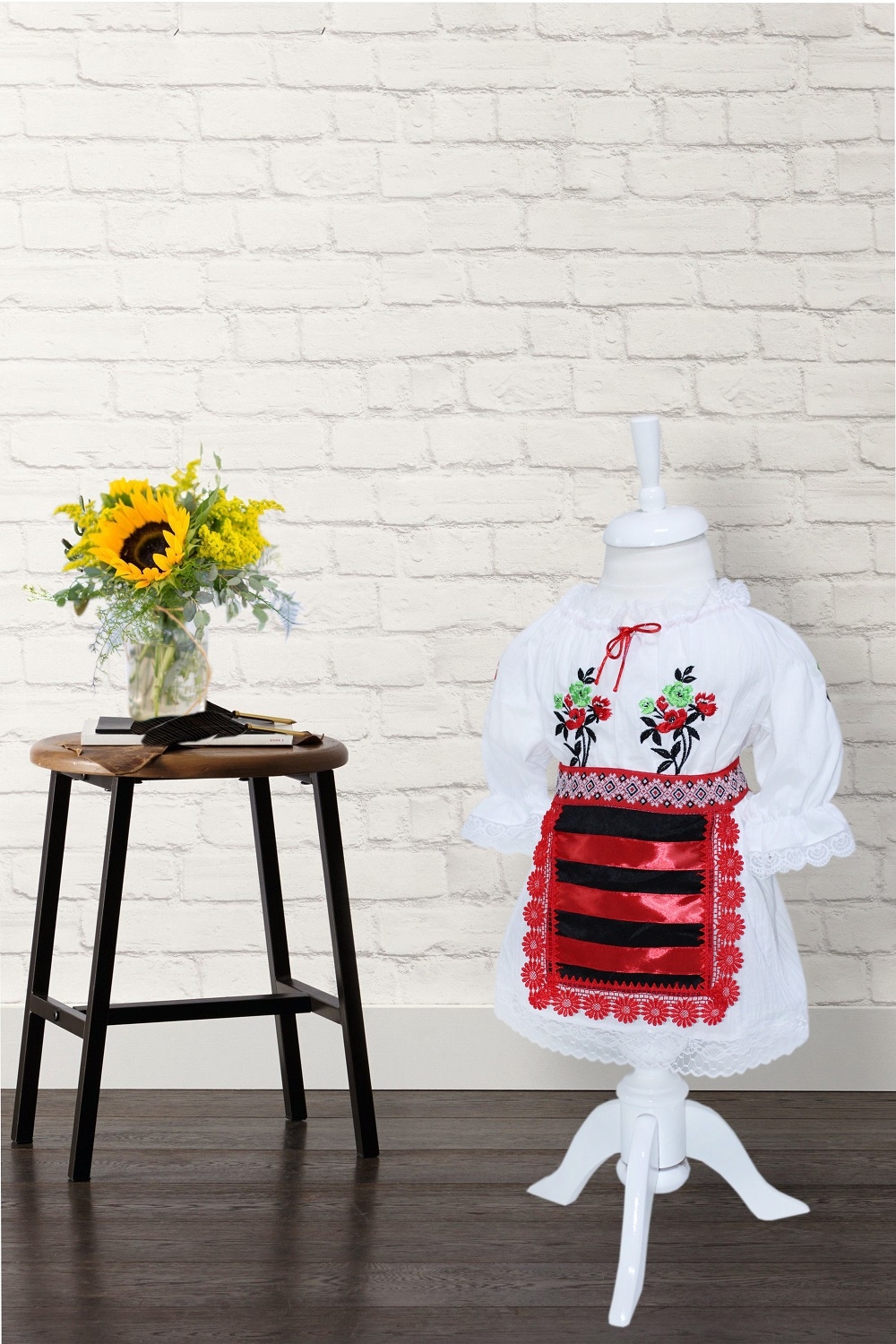 Costum popular alb-rosu pentru botez, 5 piese, bluza, fusta, fota, botosi, batic pentru fetite, REC1182 - imagine 6
