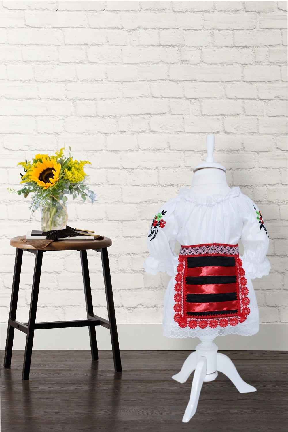 Costum popular alb-rosu pentru botez, 5 piese, bluza, fusta, fota, botosi, batic pentru fetite, REC1182 - imagine 7