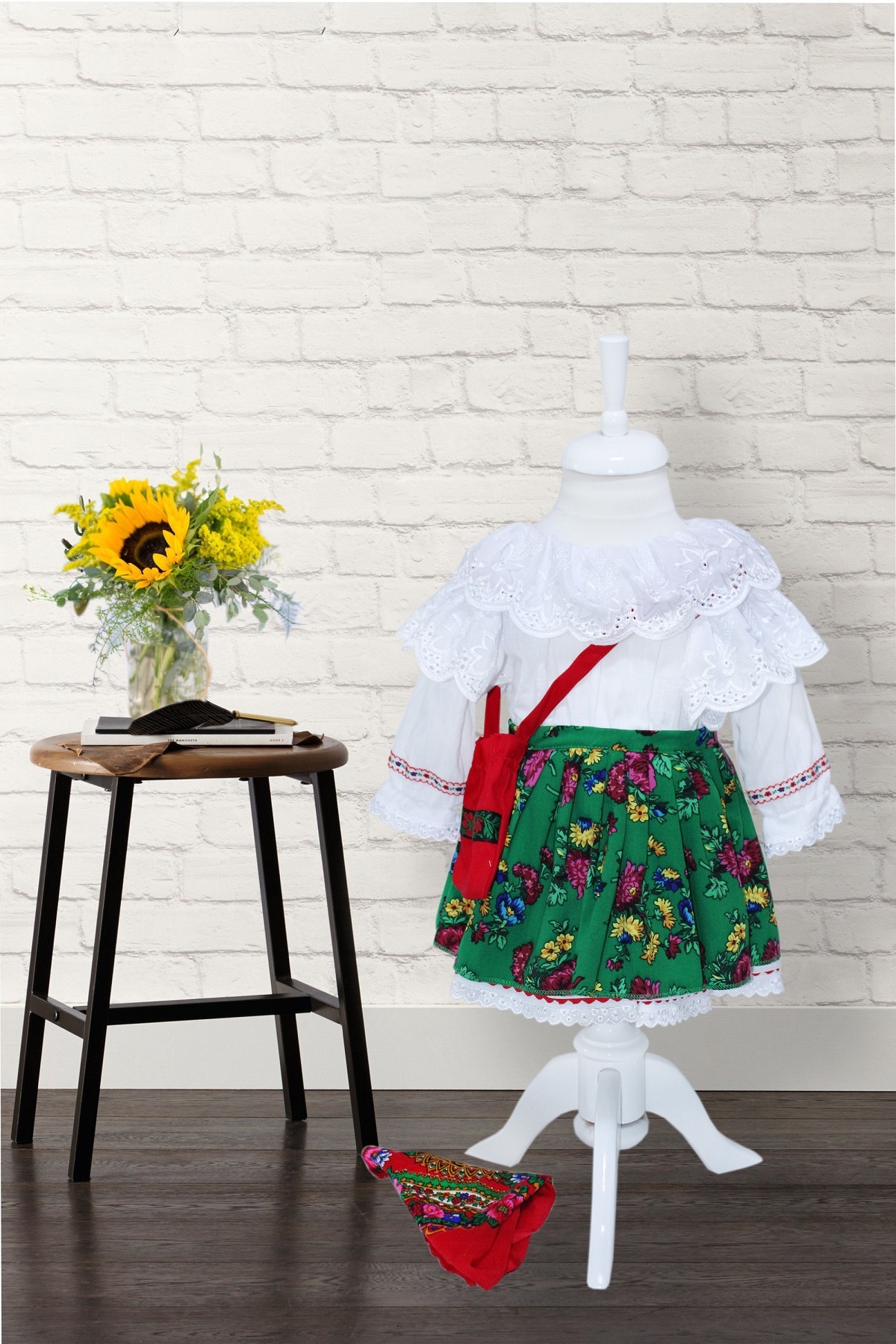 Costum popular alb-verde din zona Maramuresului pentru botez, 4 piese, rochie, fota, traistuta, batic, REC1178