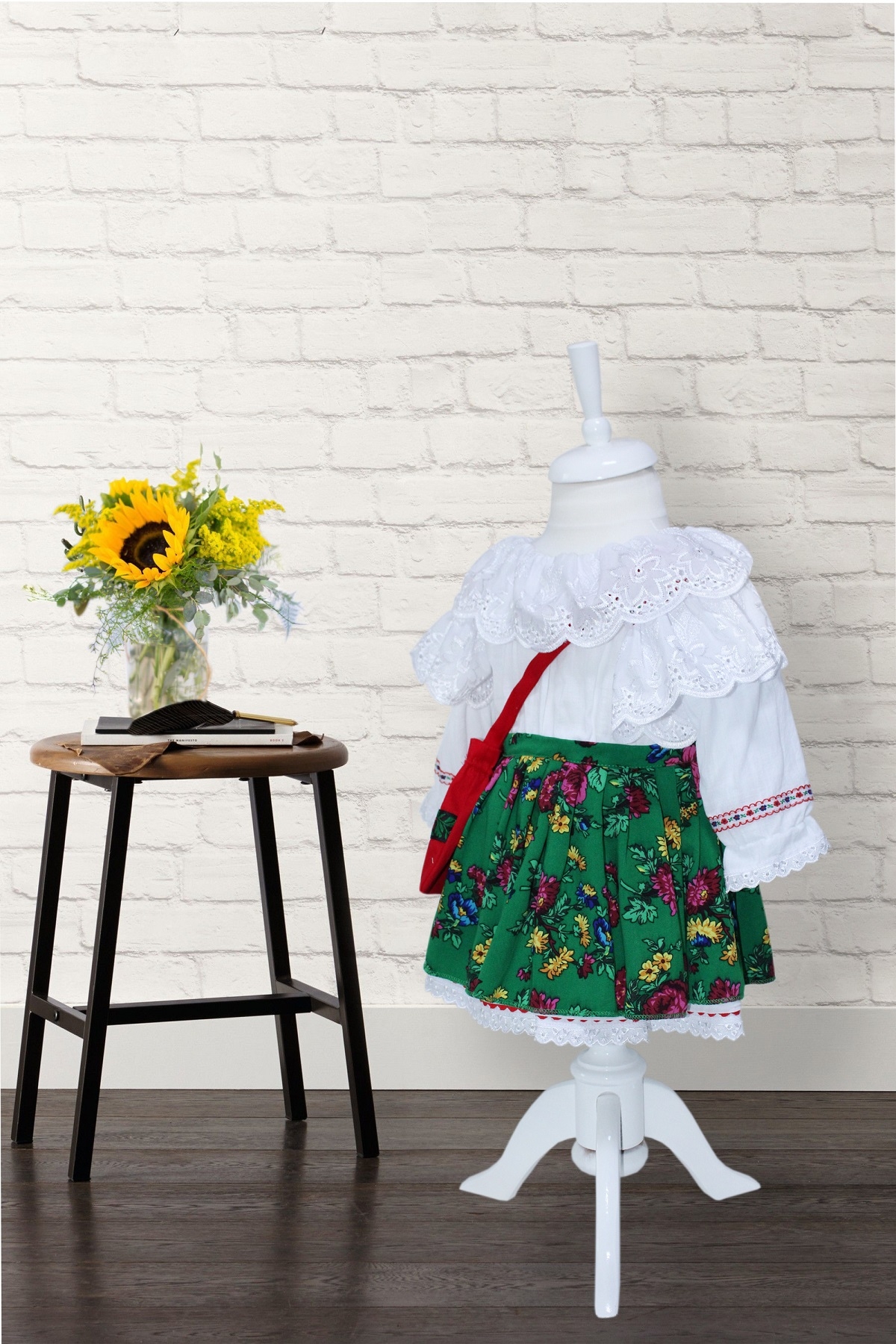 Costum popular alb-verde din zona Maramuresului pentru botez, 4 piese, rochie, fota, traistuta, batic, REC1178 - imagine 7
