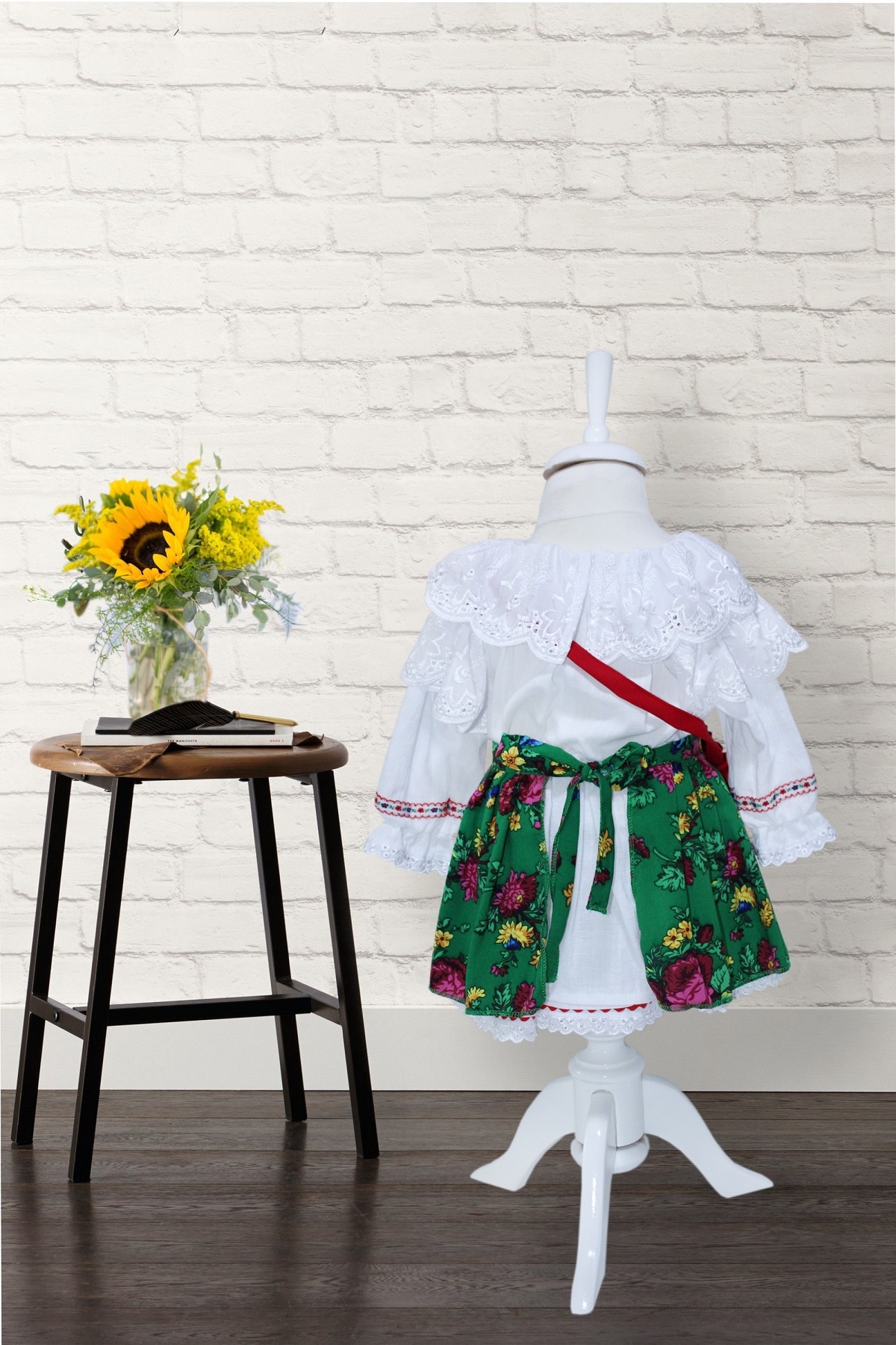 Costum popular alb-verde din zona Maramuresului pentru botez, 4 piese, rochie, fota, traistuta, batic, REC1178 - imagine 8