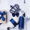 Trusou brodat cu coroana de print pentru botez de baieti, 7 piese, bleumarin, Recostore®, REC2234