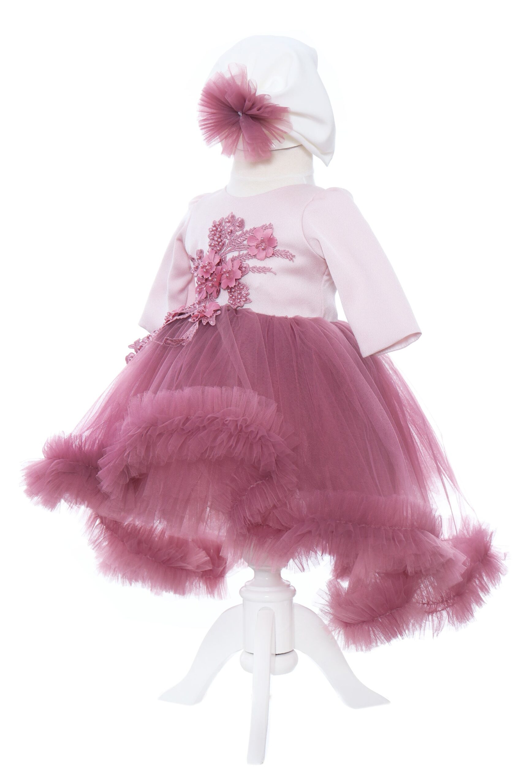 Set complet pentru botez de fete compus din lumanare cu ursulet, trusou brodat, REC2247