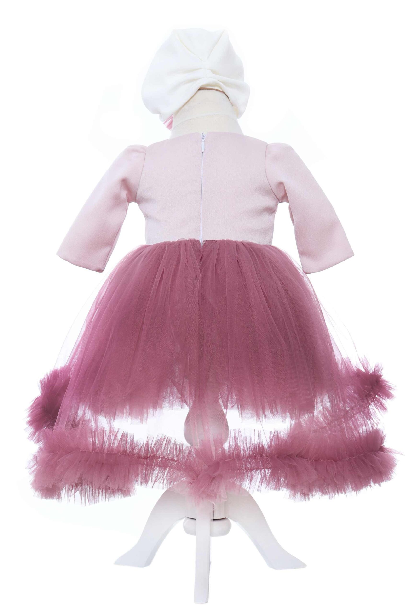 Set complet pentru botez de fete compus din lumanare cu ursulet, trusou brodat, REC2247