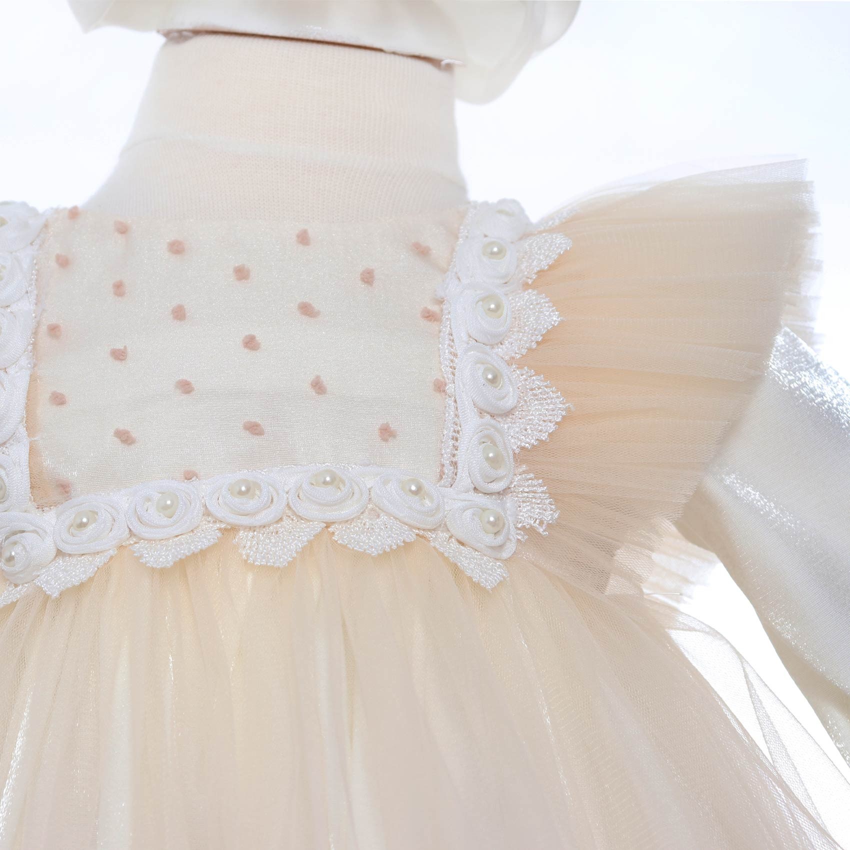 Set complet pentru botez de fete compus din lumanare cu ursulet, trusou rochita ivoire cu volanas REC2248