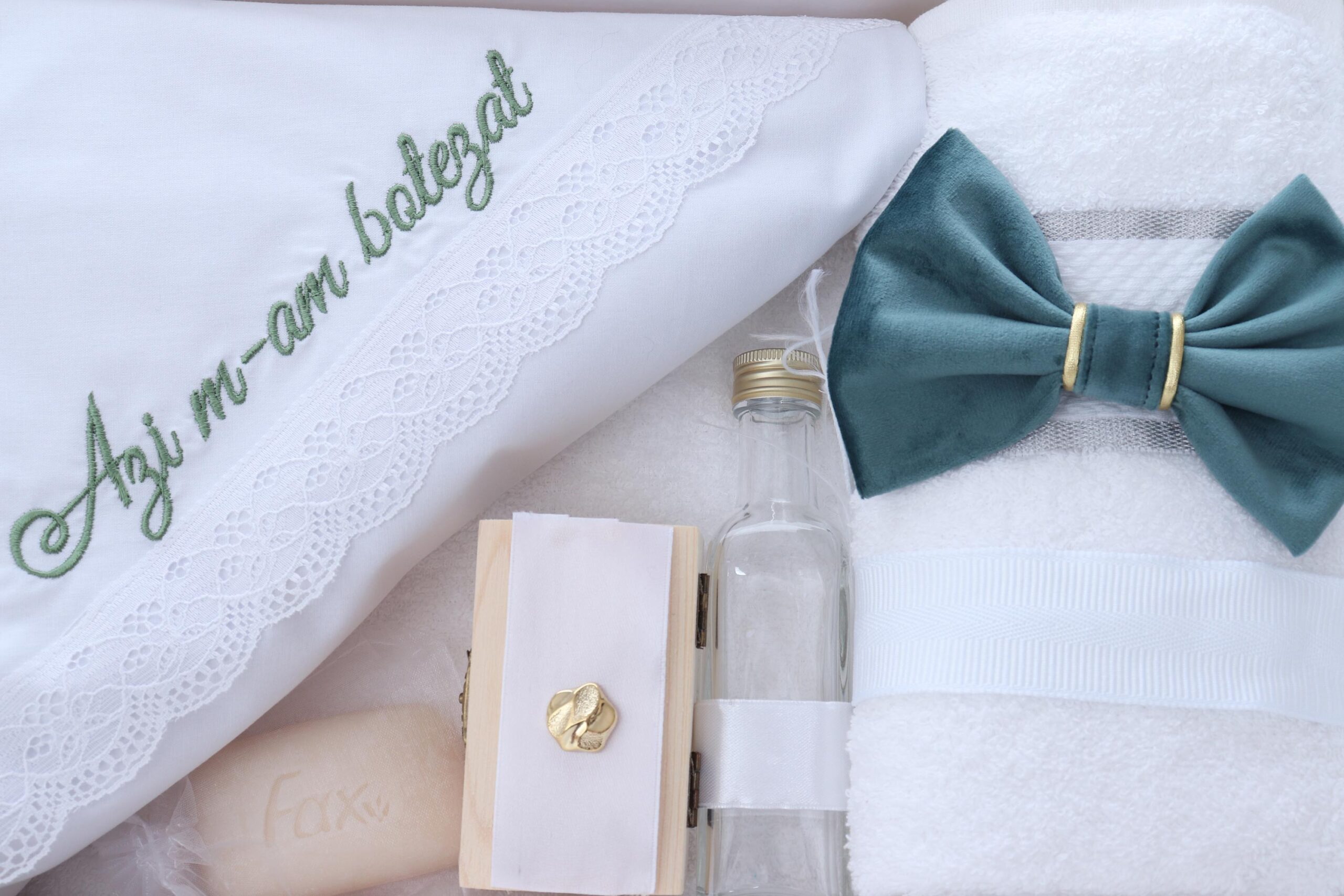 Trusou brodat cu "Azi m-am crestinat" pentru botez de baieti, 7 piese, verde smarald, Recostore®, REC2290