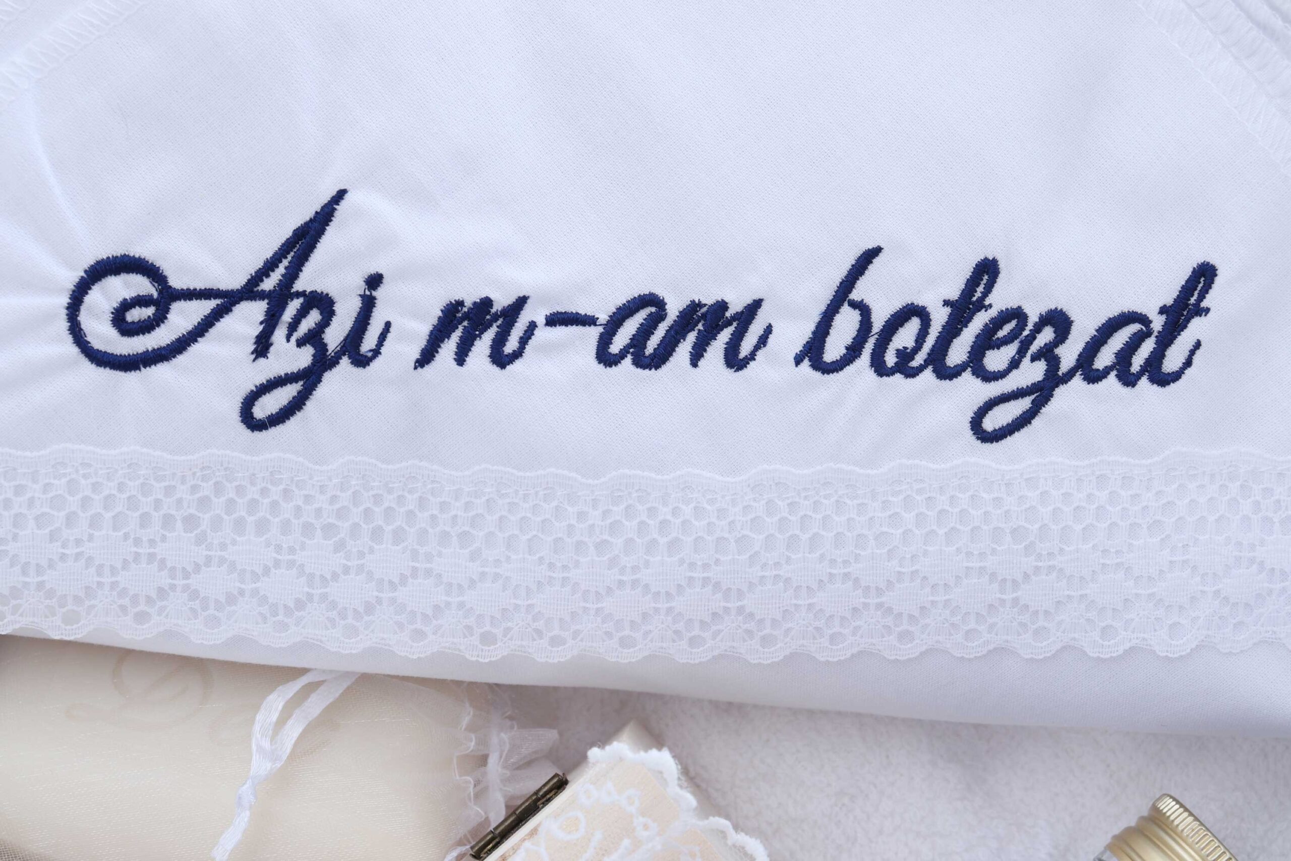Trusou brodat cu "Azi m-am crestinat" pentru botez de baieti, 7 piese, carouri, Recostore®, REC2294