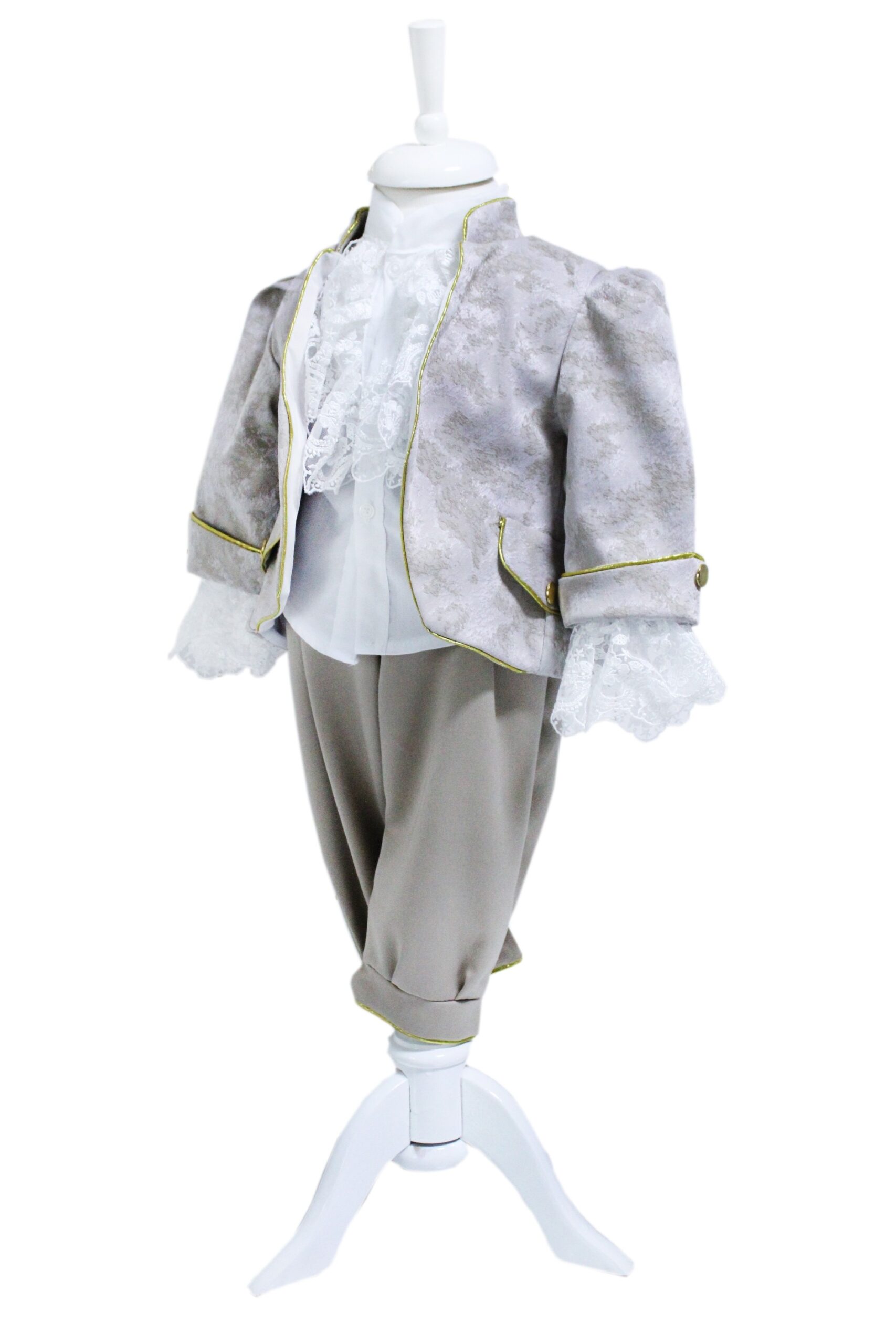 Trusou Micul Printisor pentru botez de baieti, costum crem, lumanare cu papion, trusou brodat "Azi m-am crestinat", REC2299