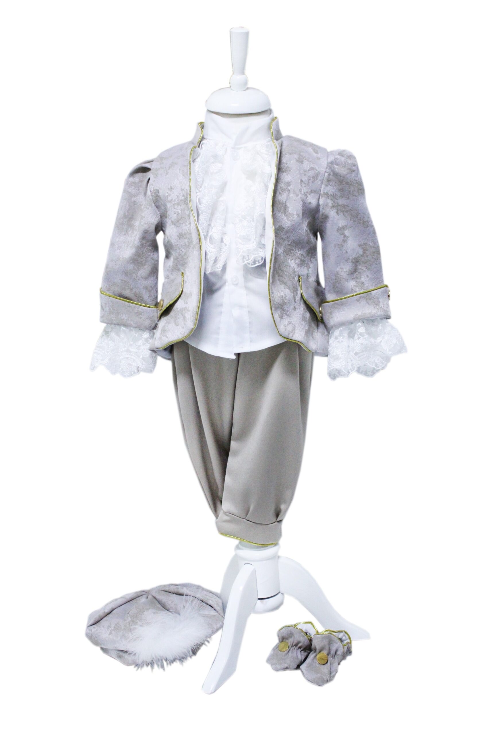 Trusou Micul Printisor pentru botez de baieti, costum crem, lumanare cu papion, trusou brodat "Azi m-am crestinat", REC2299