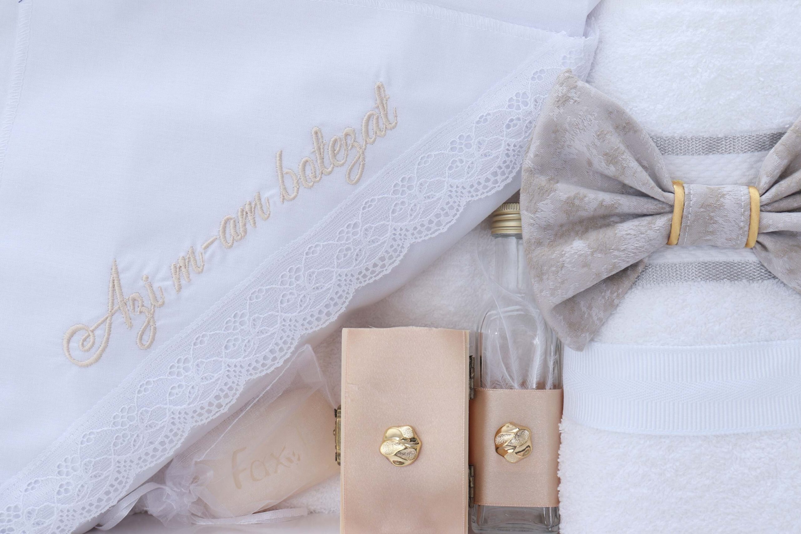 Trusou Micul Printisor pentru botez de baieti, costum crem, lumanare cu papion, trusou brodat "Azi m-am crestinat", REC2299