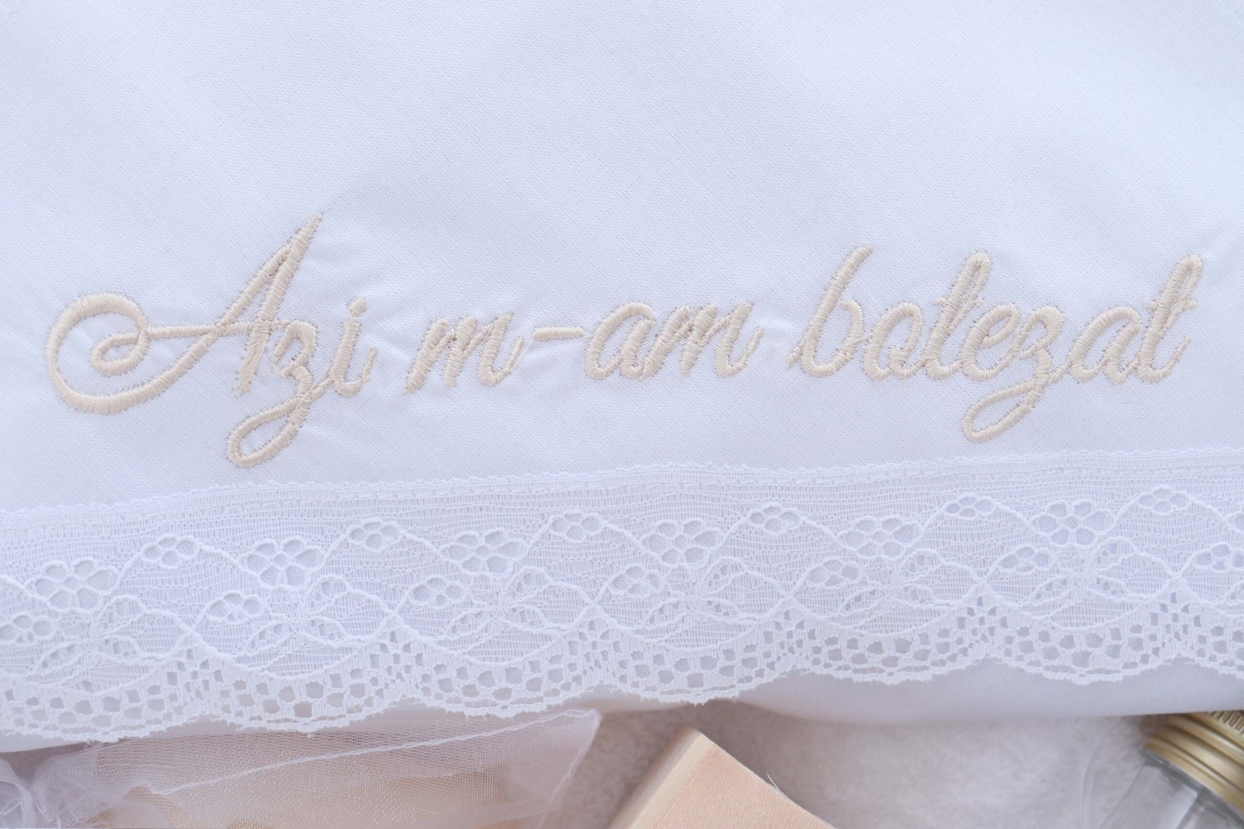 Trusou Micul Printisor pentru botez de baieti, costum crem, lumanare cu papion, trusou brodat "Azi m-am crestinat", REC2299