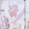 Trusou complet pentru botez de fete, rochita roz cu trena, lumanare cu coroana, trusou brodat cu Coroana si pantofiori, REC2303