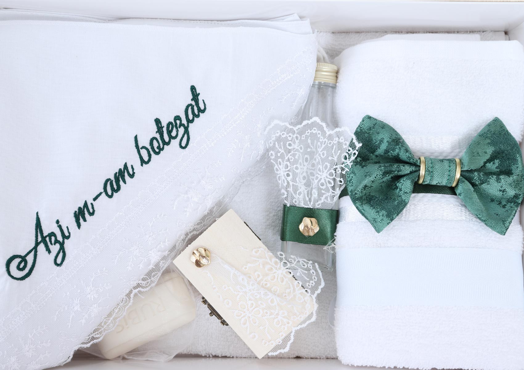Trusou brodat cu "Azi m-am crestinat" pentru botez de baieti, 7 piese, verde, Recostore®, REC2438