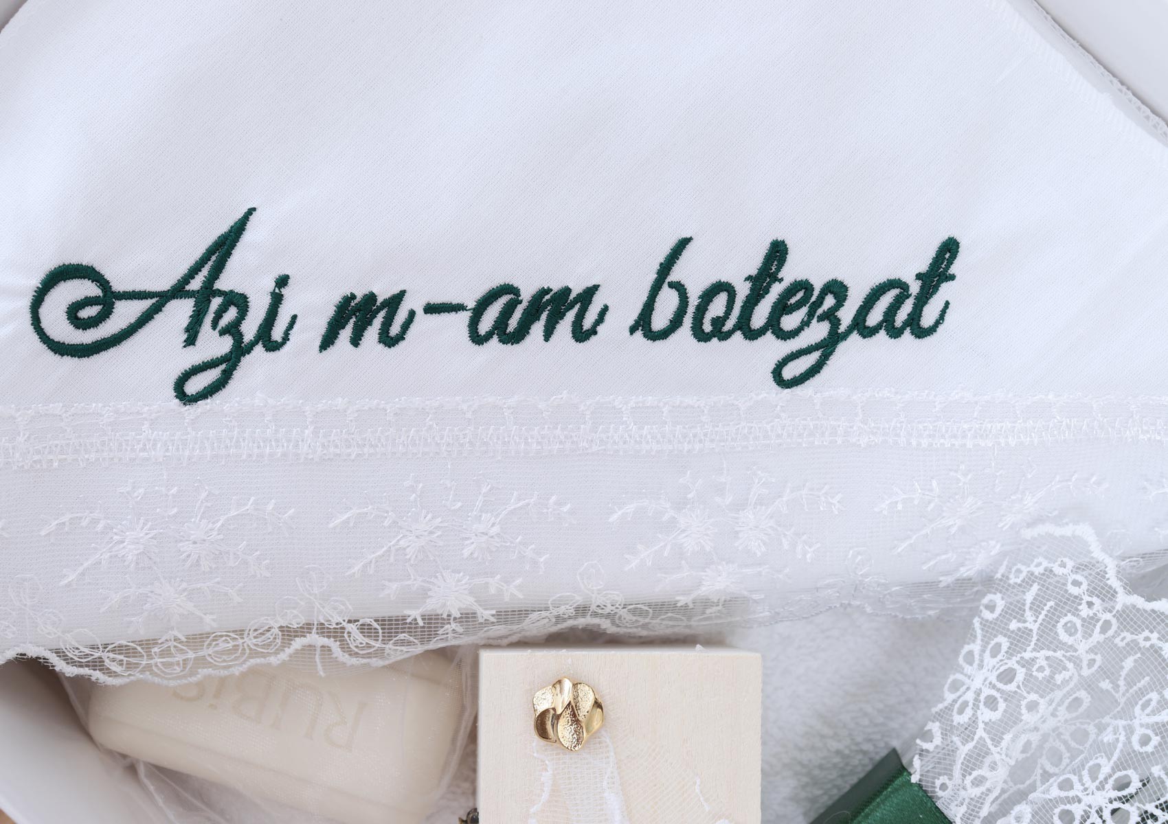 Trusou brodat cu "Azi m-am crestinat" pentru botez de baieti, 7 piese, verde, Recostore®, REC2438