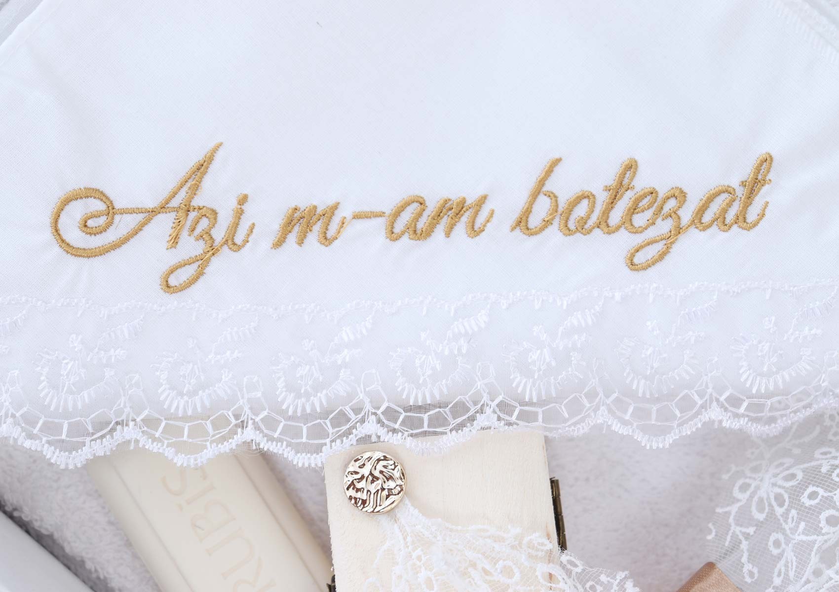 Trusou brodat cu "Azi m-am crestinat" pentru botez de baieti, 7 piese, crem, Recostore®, REC2439