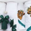 Trusou pentru botez de baieti, Model brodat cu Regele Leu, verde, 7 piese, Recostore®, REC2506