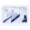 Set complet pentru botez, lumanare si trusou, alb-bleumarin, cu mesaj „Cu mult drag de la nasi” pentru botez, 7 piese, REC347