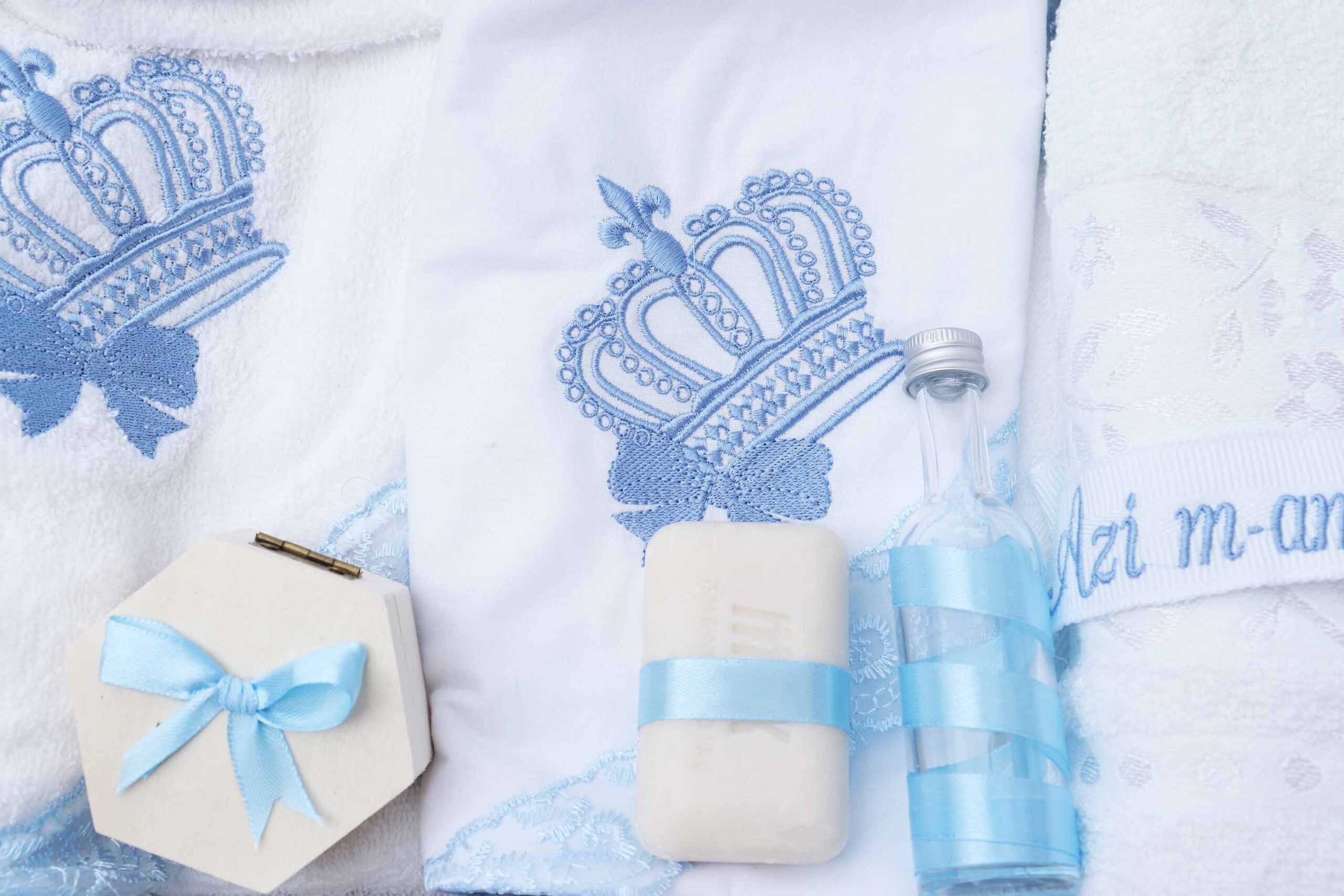 Trusou complet pentru botez de baieti, trusou brodat cu Coroana, lumanare cu Coroana, costum print si pantofiori, bleu, 14 piese, Recostore®, REC2661 - imagine 11