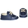 Set complet pentru botez, lumanare tip fusta, imprimata cu Mickey Mouse, costum albastru-electric, trusou imprimat cu Mickey Mouse si mesajul "Cu drag de la nasi" si pantofiori, 13 piese, REC896 - imagine 6