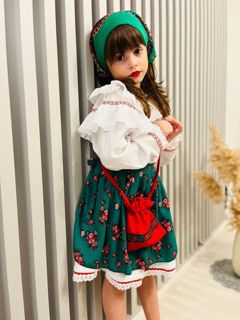 Costum popular alb-verde din zona Maramuresului pentru botez, 4 piese, rochie, fota, traistuta, batic, REC1178-1 - imagine 3